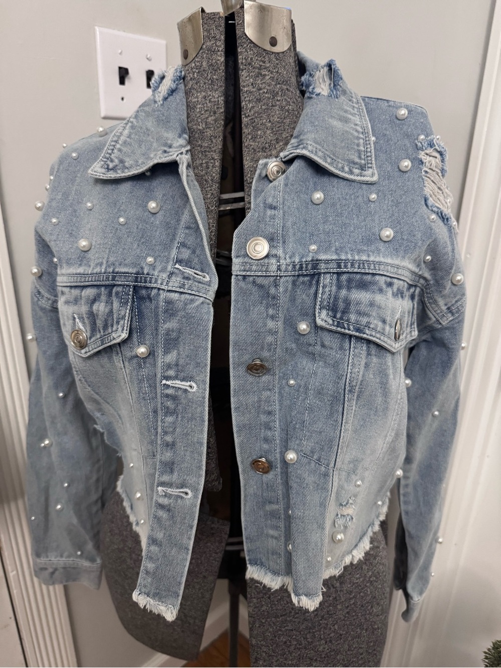 Women’s Light Wash Pearl-Embellished Distressed Denim Jacket Small